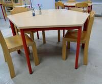 2 Tische, die aneinandergeschoben sind und 4 Stühle